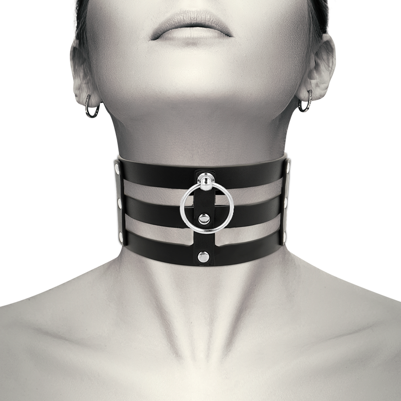 Collar de cuero vegano estilo fetiche de la marca Coquette Accessories, con diseño elegante y moderno para accesorios de moda.