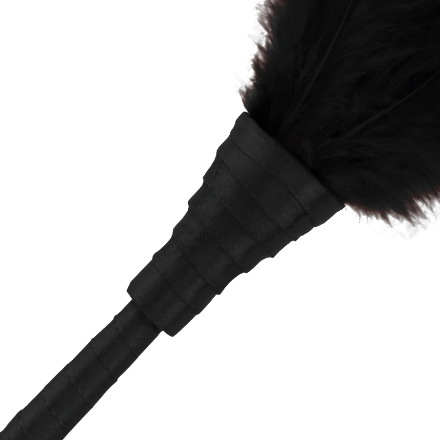 Pluma estimuladora negra DARKNESS SENSATIONS, suave y elegante, diseñada para juegos sensuales y estimulación táctil en pareja.