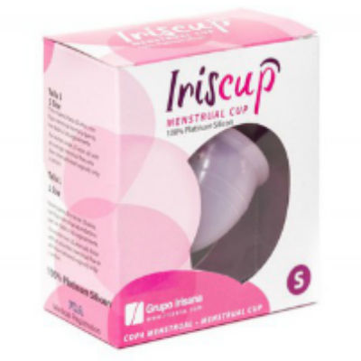 IRISCUP pequeña copa menstrual rosa con bolsa esterilizadora, vista frontal mostrando su diseño y color.