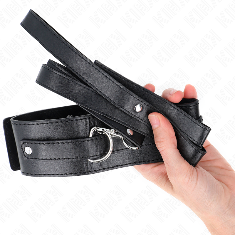Collar ajustable KINK con correa de 116 cm, modelo 1, en color negro, con medidas de 36-43 cm y 5 cm de ancho, para restricción y juego.