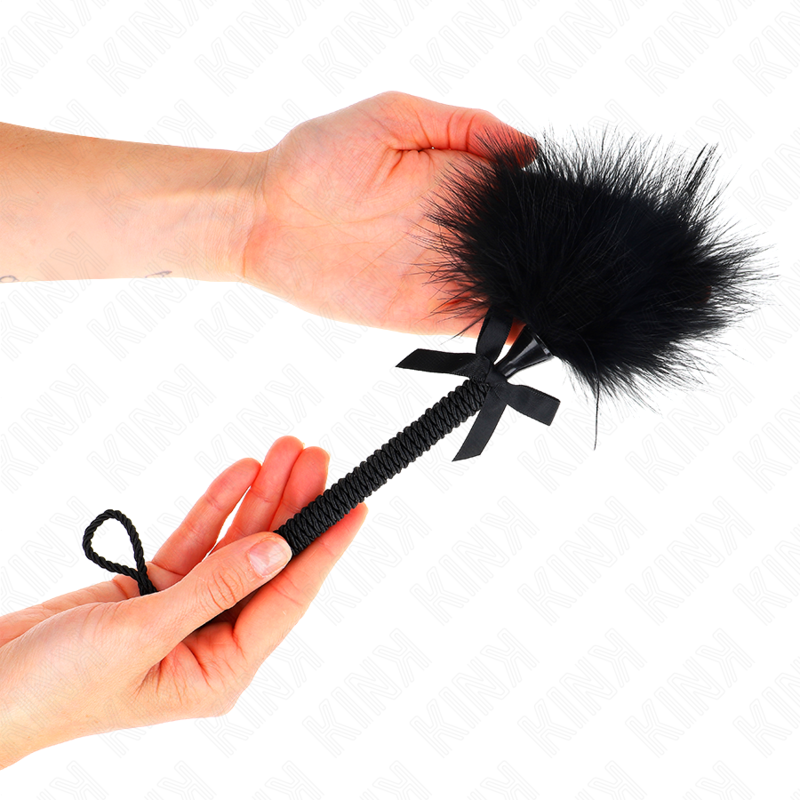 Masajeador de cuerda de nailon KINK Impact & Touch con plumas y lazo negro, 25 cm para cosquillas y relajación.