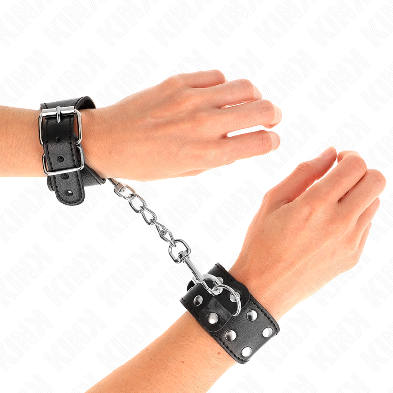 Muñequera ajustable KINK con doble línea de tachuelas negras, resistente y con detalles de tachuelas en piel sintética para restricción.