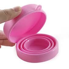 Esterilizador para copa menstrual Nina Kiki, dispositivo compacto y seguro para limpiar productos de higiene femenina.