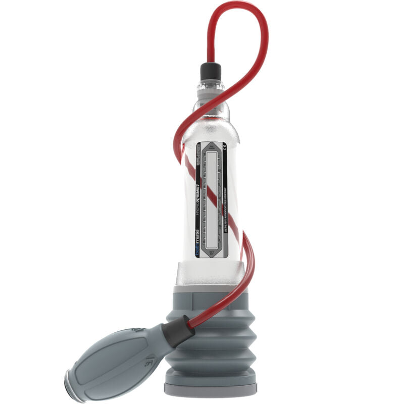 Bomba para pene Bathmate HydroXtreme 7 de la marca Bathmate, con tubo y válvula en uso.