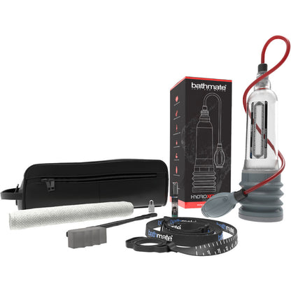 Bomba para pene Bathmate Hydroxtreme 9 en uso, muestra el dispositivo en mano con detalles de la bomba y su diseño.