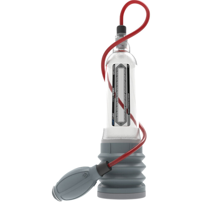 Bomba para pene Bathmate HydroXtreme 9 en uso, con cilindro y manguera, diseñada para ejercicios de alargamiento penile.