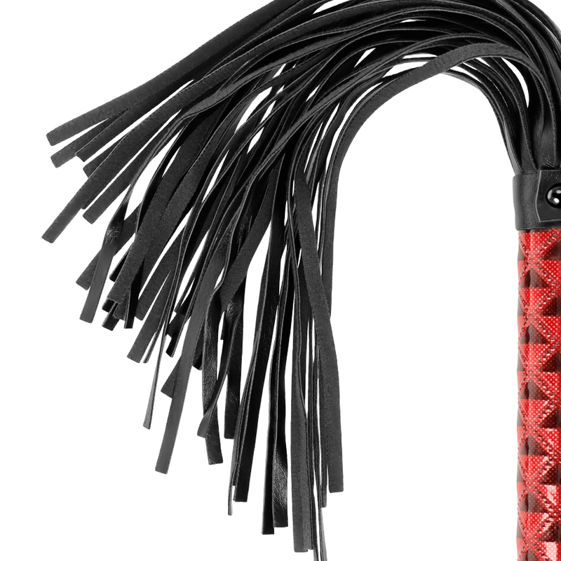 Latigo de cuero vegano BEGME Red Edition, diseño elegante y resistente, en color rojo brillante, para uso personal o como accesorio.