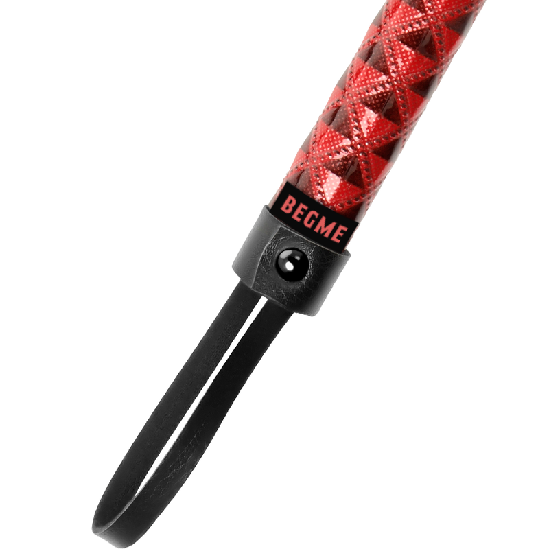 Látigo de cuero vegano BEGME Red Edition, con mango resistente y diseño elegante, en color rojo brillante.
