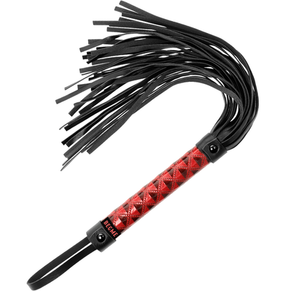 Látigo de cuero vegano BEGME Red Edition, con cuerda resistente y diseño elegante, para uso en actividades de juego y entrenamiento.