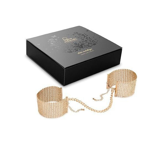 Golden metal mesh handcuffs by Bijoux Désir Métallique, showcasing intricate design and elegant finish in a stylish display.