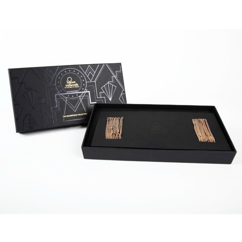 Joya de cadenas metálicas para cintura dorada de la marca BIJOUX MAGNIFIQUE, diseño elegante y brillante para complementar el atuendo.