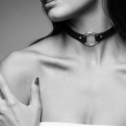 Cadena choker negra de BIJOUX INDISCRETS MAZE, accesorio de moda con diseño elegante y moderno.