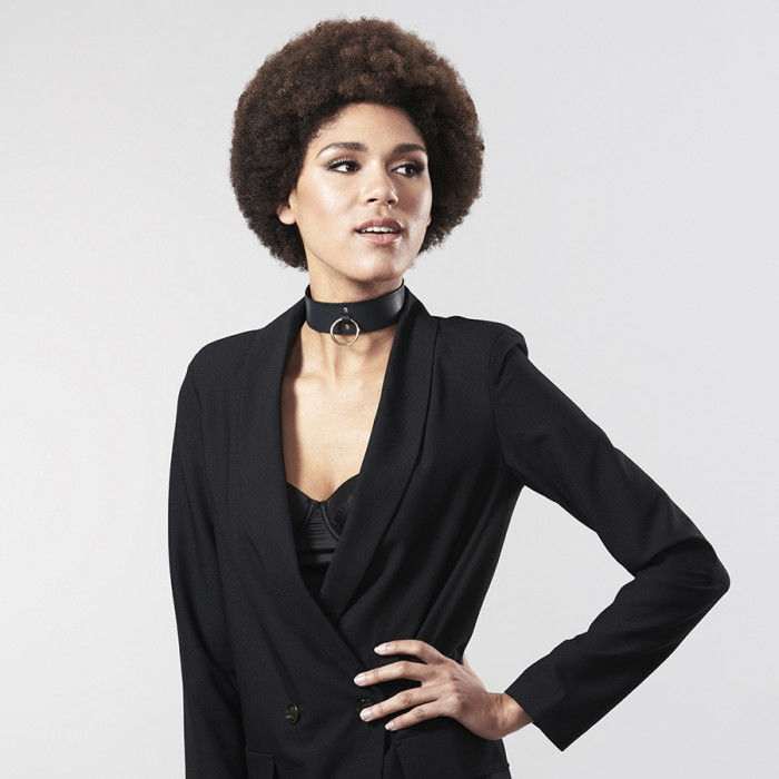 Collar con correa negro de la marca Bijoux Indiscrets Maze, accesorio de joyería con diseño elegante y moderno.