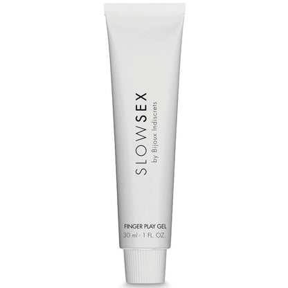 Gel de masaje con dedos BIJOUX SLOW SEX, frasco de 30 ml, con textura transparente y envase compacto para uso íntimo.