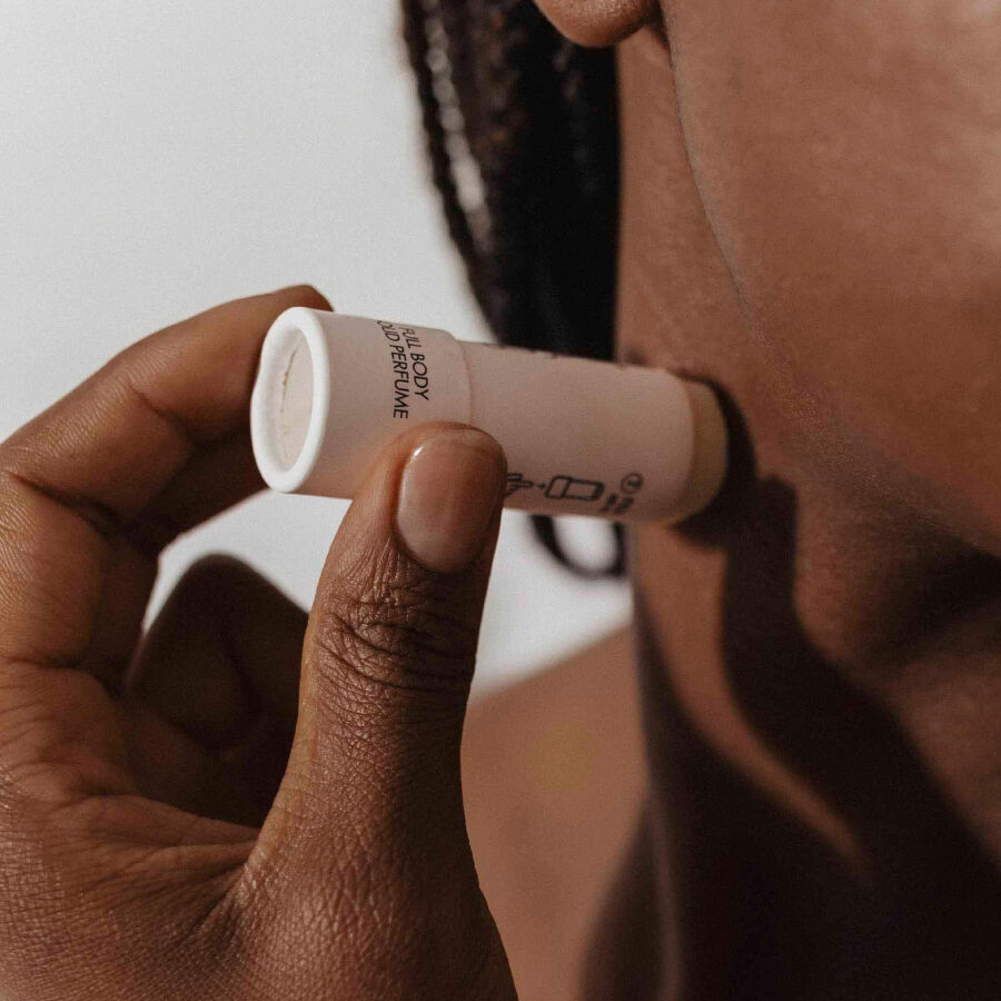Perfume corporal sólido de la marca BIJOUX SLOW SEX, fragancia duradera y elegante en presentación sólida.