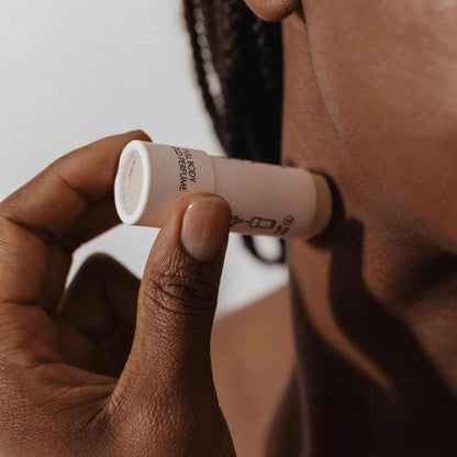Perfume corporal sólido de la marca BIJOUX SLOW SEX, fragancia duradera y elegante en presentación sólida.