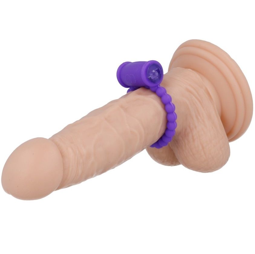 Anillo vibrador para parejas de color violeta de la marca CASUAL LOVE, diseñado para uso íntimo y placer compartido.