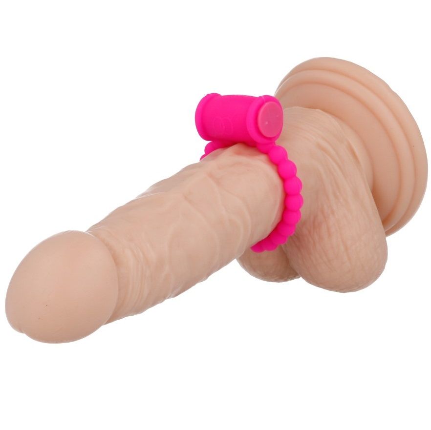Anillo vibrador rosa de la marca Casual Love, diseñado para uso personal, con textura y tamaño compacto visible en la imagen.