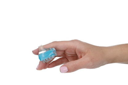 Estimulador de dedo azul de la marca Casual Love, diseñado para uso íntimo y placer personal, visible en la imagen.