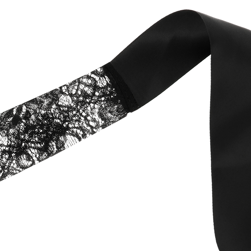 Antifaz en encaje negro de COQUETTE ACCESSORIES, accesorio elegante y seductor para ocasiones especiales.