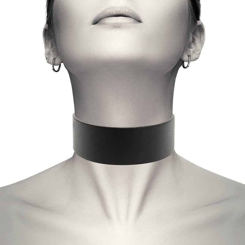 Collar choker de cuero vegano de Coquette Accessories, diseño chic y elegante para complementar estilos modernos y sofisticados.