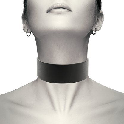 Collar choker de cuero vegano de Coquette Accessories, diseño chic y elegante para complementar estilos modernos y sofisticados.