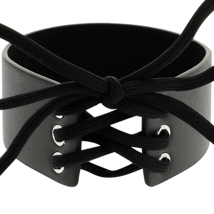 Collar tipo chokers de cuero vegano de la marca Coquette Accessories, estilo chic y elegante, en color negro.