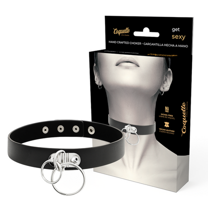 Collar choker de cuero vegano doble con anillas de la marca Coquette Accessories, estilo chic y moderno para el cuello.