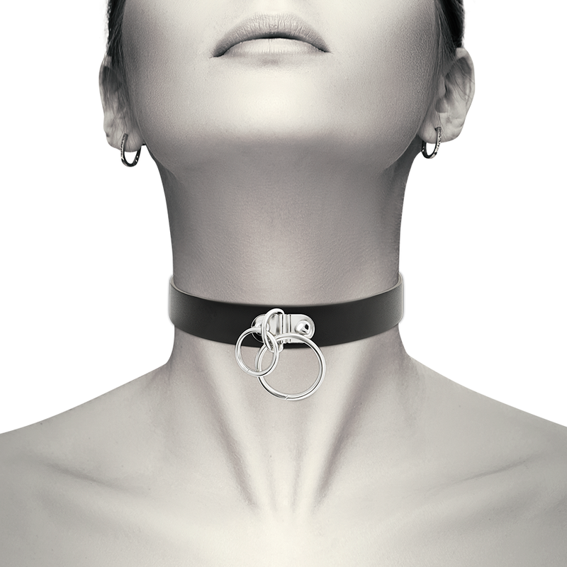 Collar choker doble de cuero vegano con anillas, diseño elegante de la marca COQUETTE ACCESSORIES.