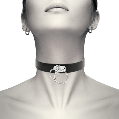 Collar choker doble de cuero vegano con anillas, diseño elegante de la marca COQUETTE ACCESSORIES.