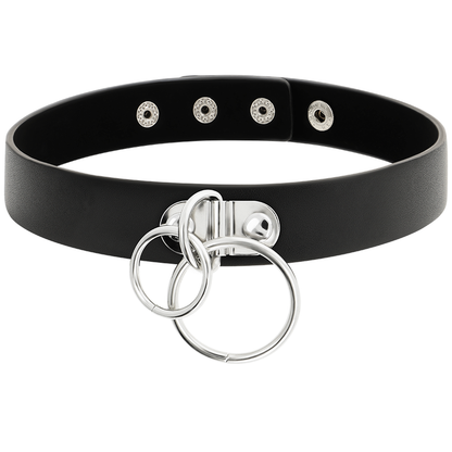 Collar choker de cuero vegano doble con anillas de la marca Coquette Accessories, con diseño elegante y moderno.