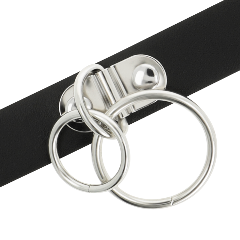 Collar choker doble con anillas en cuero vegano de la marca Coquette Accessories, estilo chic y moderno.