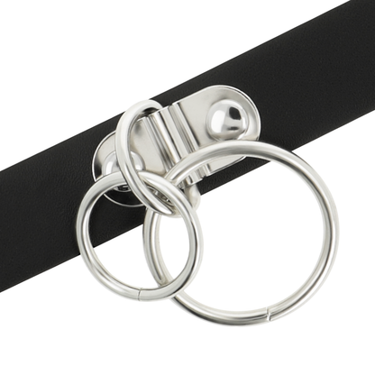 Collar choker doble con anillas en cuero vegano de la marca Coquette Accessories, estilo chic y moderno.