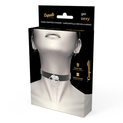 Collar choker doble de cuero vegano con anillas, estilo chic y moderno de la marca Coquette Accessories.