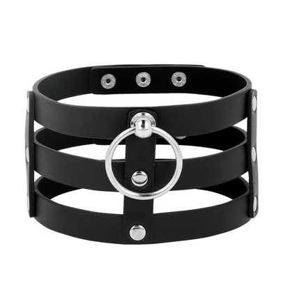 Collar tipo choker de cuero vegano con estilo fetish de COQUETTE ACCESSORIES, diseño elegante y moderno.
