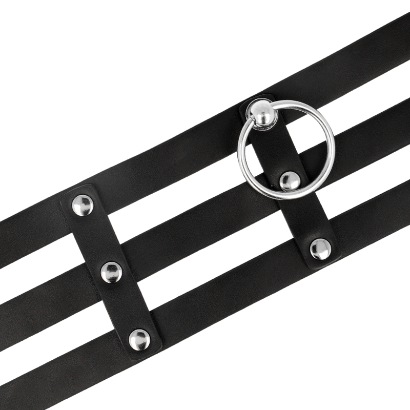 Collar choker de cuero vegano estilo fetich con diseño chic de Coquette Accessories, ajustable y elegante.