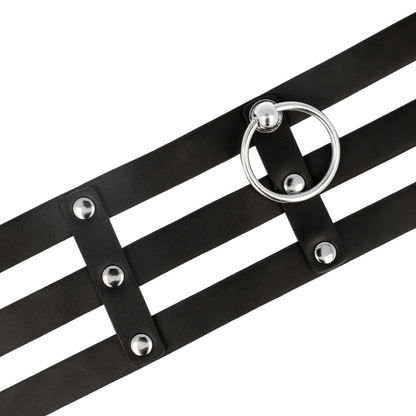 Collar choker de cuero vegano estilo fetich con diseño chic de Coquette Accessories, ajustable y elegante.