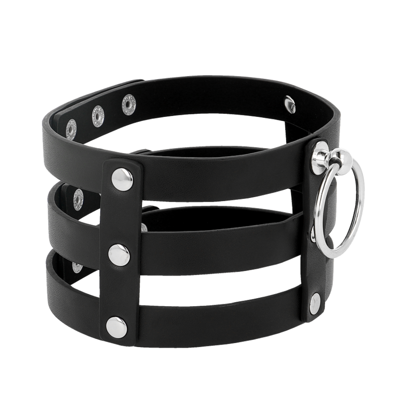 Collar tipo choker de cuero vegano estilo fetiche de la marca COQUETTE ACCESSORIES, con diseño elegante y moderno.