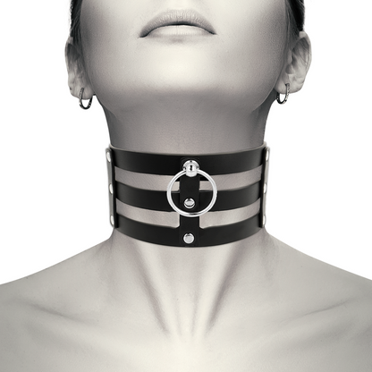 Collar de cuero vegano estilo fetiche de la marca Coquette Accessories, con diseño elegante y moderno para accesorios de moda.