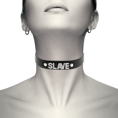 Collar choker de cuero vegano Coquette Chic Desire de la marca Coquette Accessories, estilo elegante y moderno.