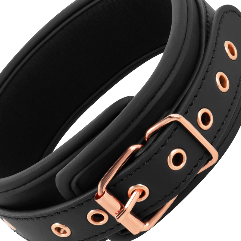 Collar de fantasía Coquette Chic Desire con pinzas para pezones y forro de neopreno, diseñado para uso erótico y sensual.