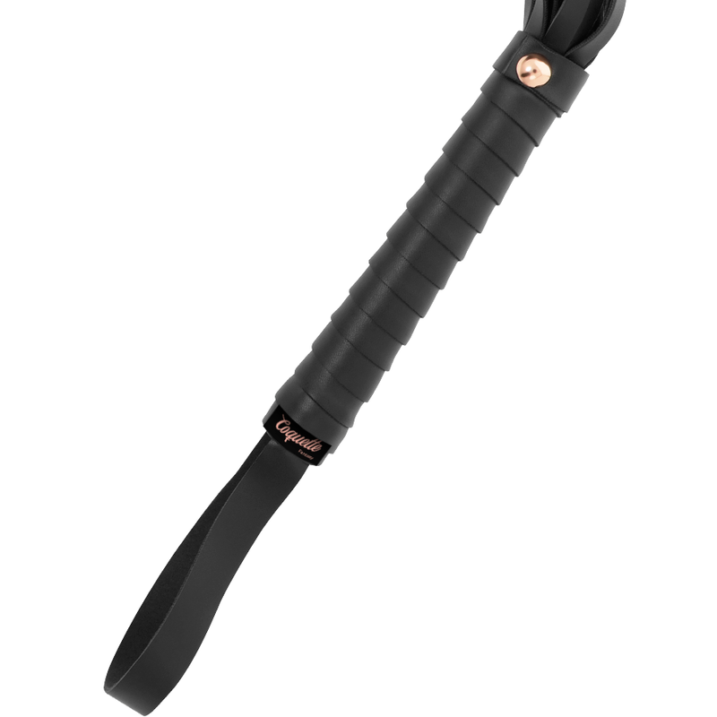 Látigo de cuero vegano Coquette Chic Desire de la marca Coquette Fantasy, con diseño elegante y asa resistente para juegos sensuales.