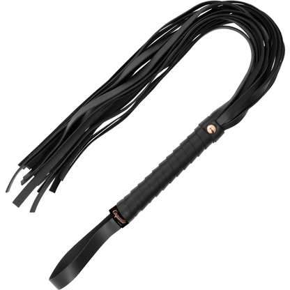 Látigo de cuero vegano Coquette Chic Desire de la marca Coquette Fantasy, con mango y detalles elegantes, para juegos de dominación y BDSM.