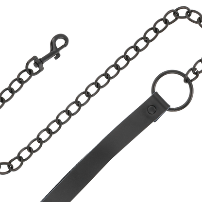 Collar negro con cadena de la marca DARKNESS BONDAGE, accesorio de cuero y metal para restricción y juego de roles.