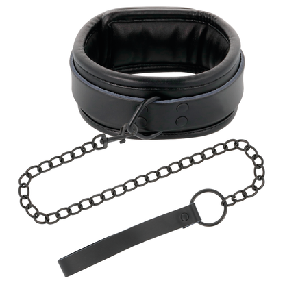 Collar negro con cadena de la marca DARKNESS BONDAGE, accesorios de cuero y metal para restricción y moda alternativa.