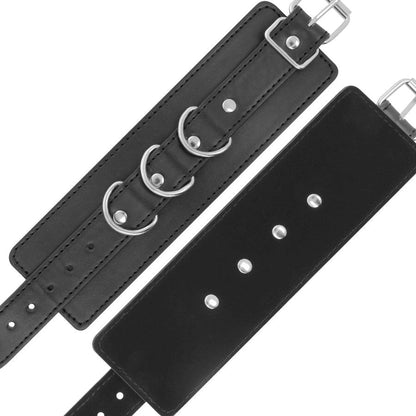 Esposas de cuero ajustables para tobillos en color negro de la marca DARKNESS BONDAGE, usadas como accesorios de restricción.