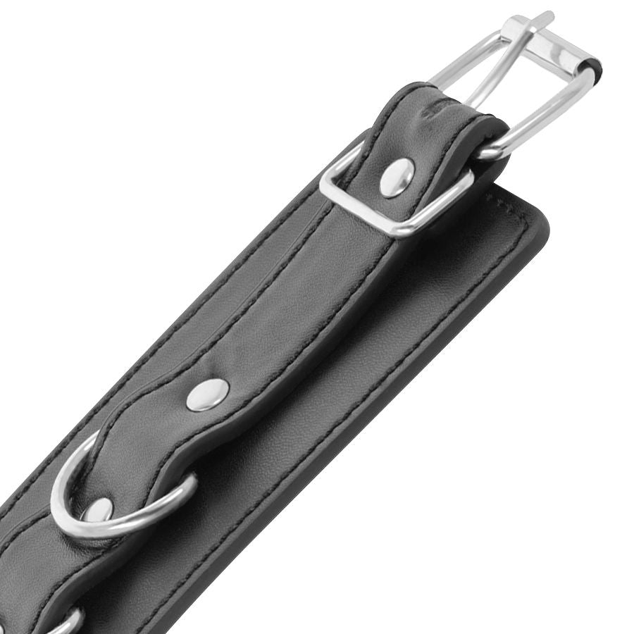 Esposas ajustables de cuero negro para tobillos de la marca DARKNESS BONDAGE, ideales para juego de restricción y bondage.