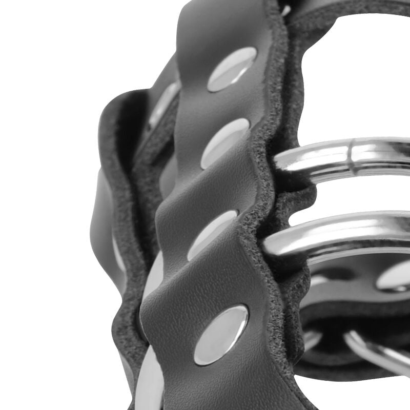 Jaula de castidad en cuero DARKNESS BONDAGE con candado, diseñada para restricción y control, visible en la imagen.