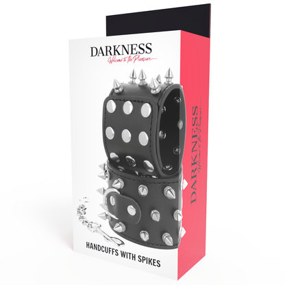 Esposas negras con picos y detalles de calaveras y huesos de la marca Darkness Bondage, hechas de material resistente para juegos de restricción.