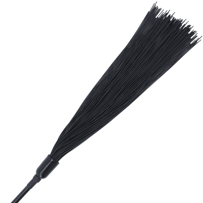 Fusta y látigo negro de fetish DARKNESS SENSATIONS, accesorios para juegos de dominación y BDSM en tonos oscuros.